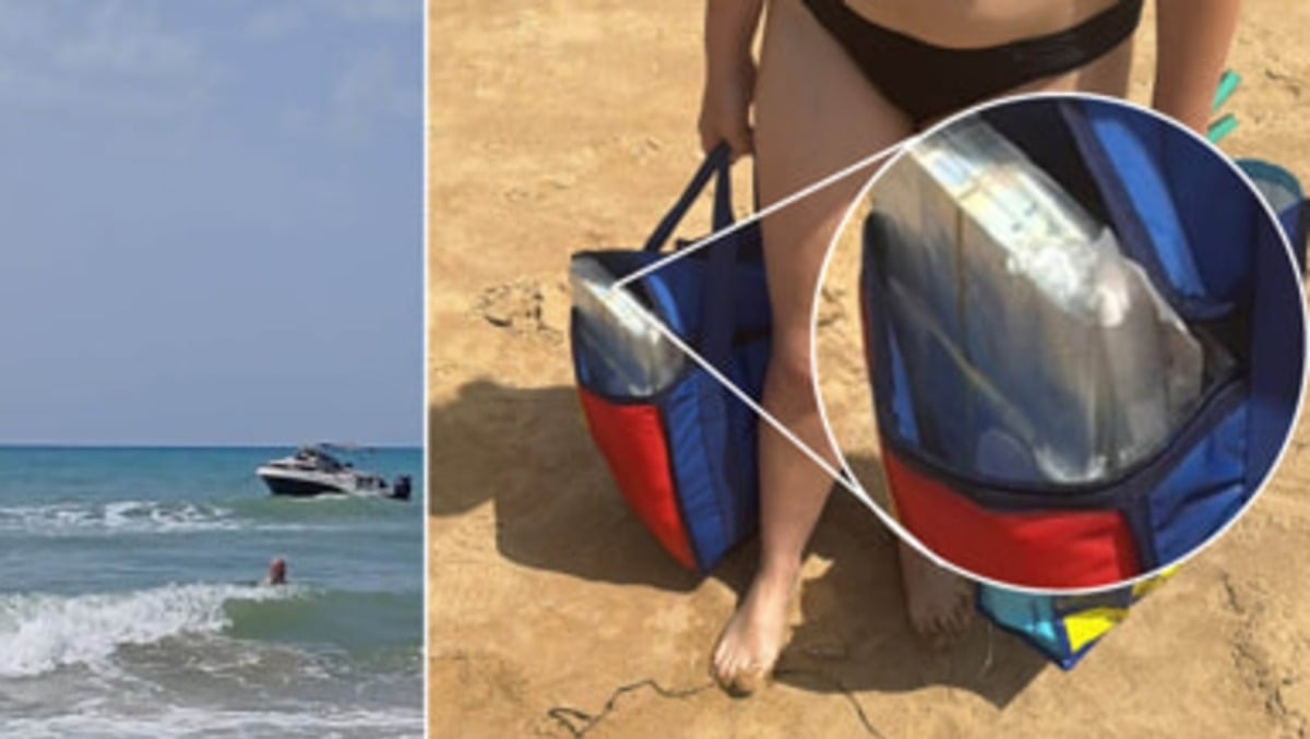 Marina di Ragusa, dal motoscafo lanciano pacchi di soldi in mare: caos tra i bagnanti, recuperati 700mila euro - 