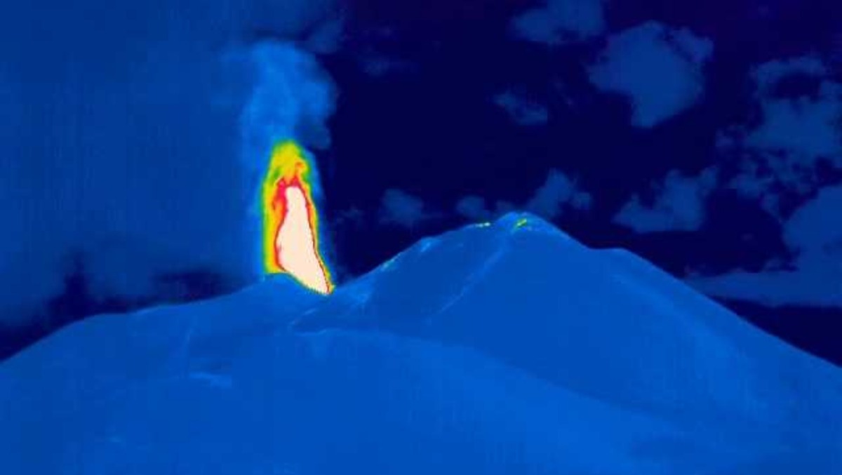 ULTIM’ORA Etna, attività stromboliana alla Voragine: cenere verso nord-ovest, tremore su valori alti - 