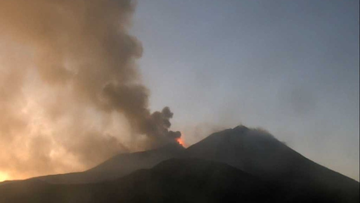 ULTIM’ORA – Etna, il tremore torna su valori altissimi: nuova attività visibile dai crateri sommitali - 