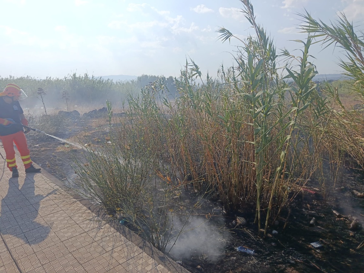 Paternò, sterpaglie in fiamme in via dei Coralli: intervento dell’Anpas - 