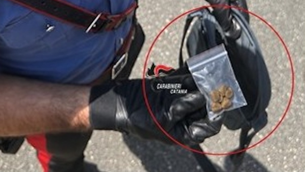 Aci Sant’Antonio, crack e marijuana nascosti in casa: denunciati padre e figlio di Belpasso - 