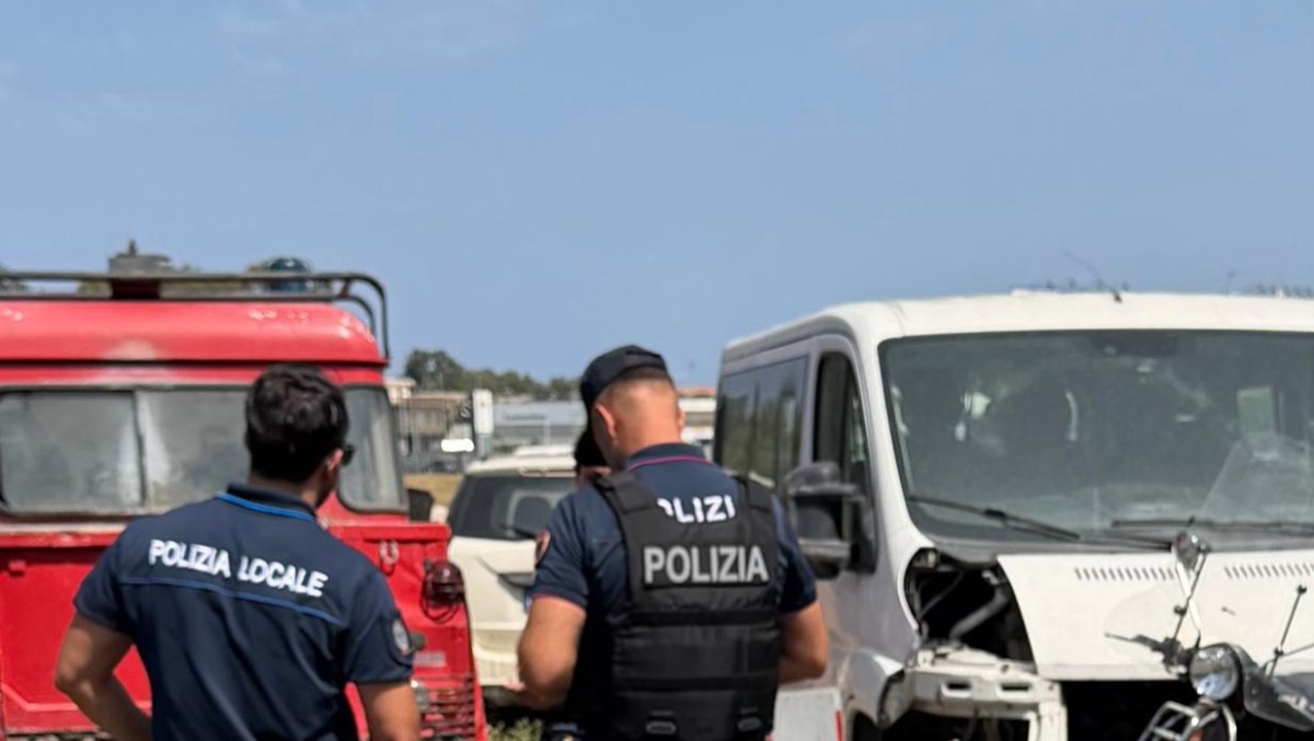 Blitz al Villaggio Santa Maria Goretti: Polizia e Polizia Locale rimuovono decine di auto e multano due chioschi - 
