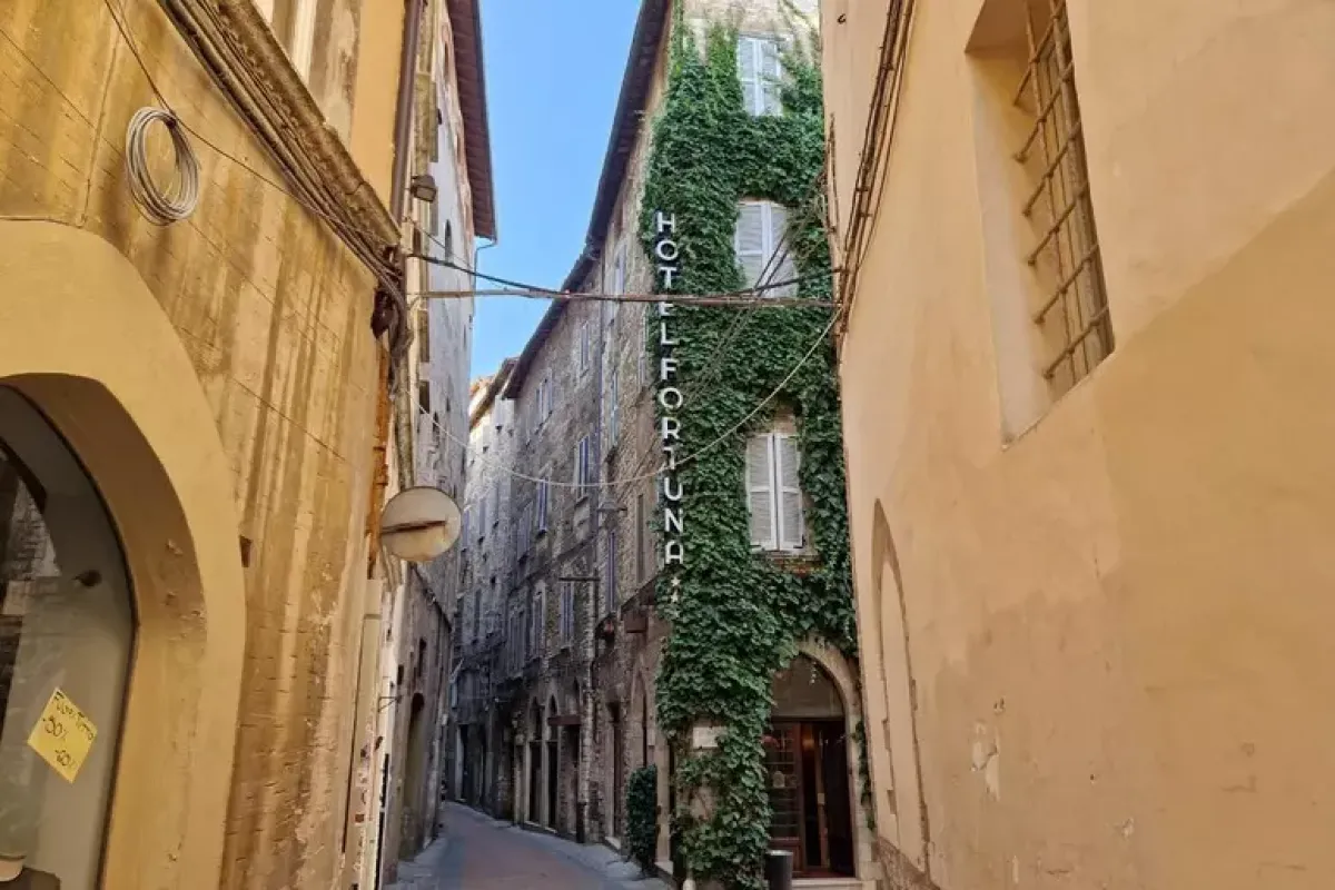 PERUGIA. Monossido killer in albergo: muore a 54 anni un musicista di Catania, grave una collega - 