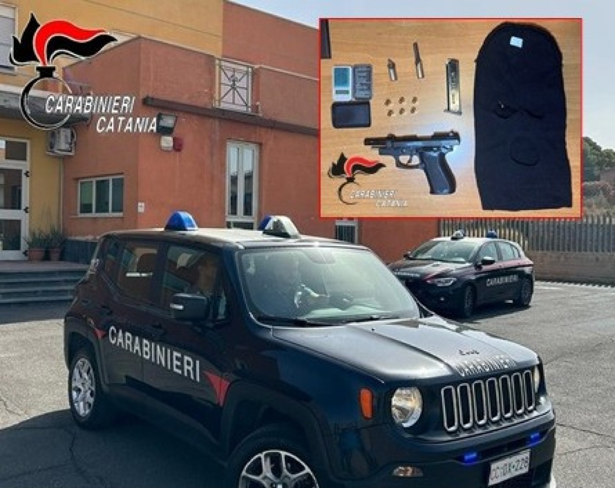 Adrano, pistola modificata e passamontagna nascosti tra i vestiti: arrestato un 22enne - 