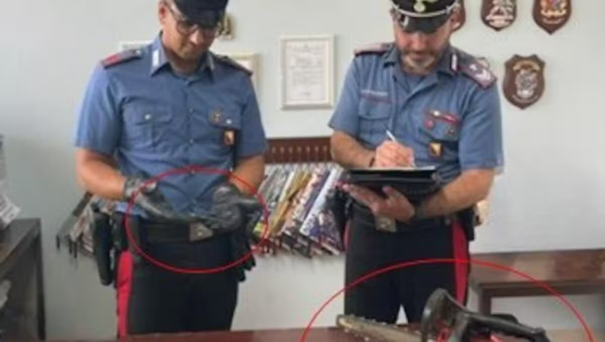 Mirabella Imbaccari, colpisce un portone con una motosega e minaccia cittadini stranieri: denunciato 31enne - 