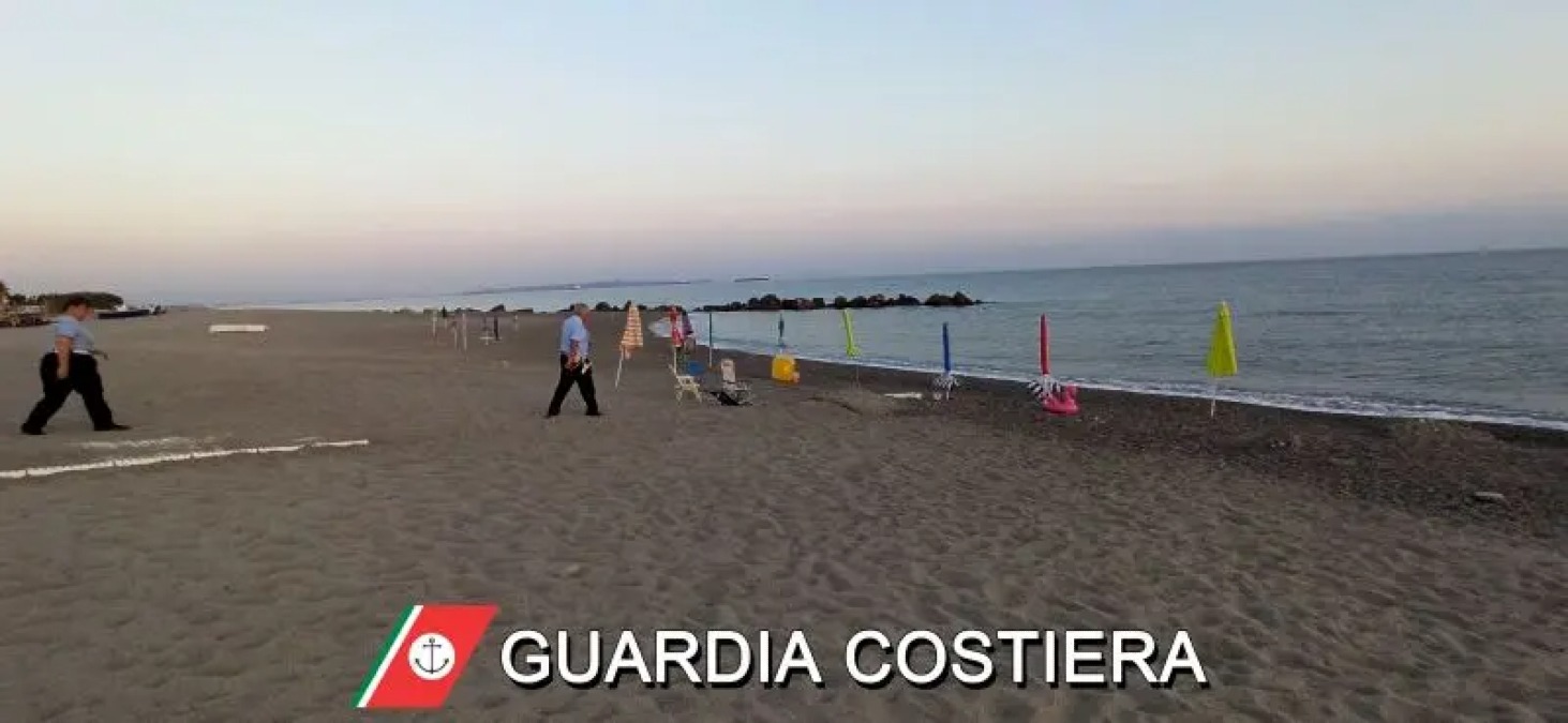 Rometta, “prenotavano” la prima fila lasciando ombrelloni e lettini: sequestrate 38 attrezzature - 