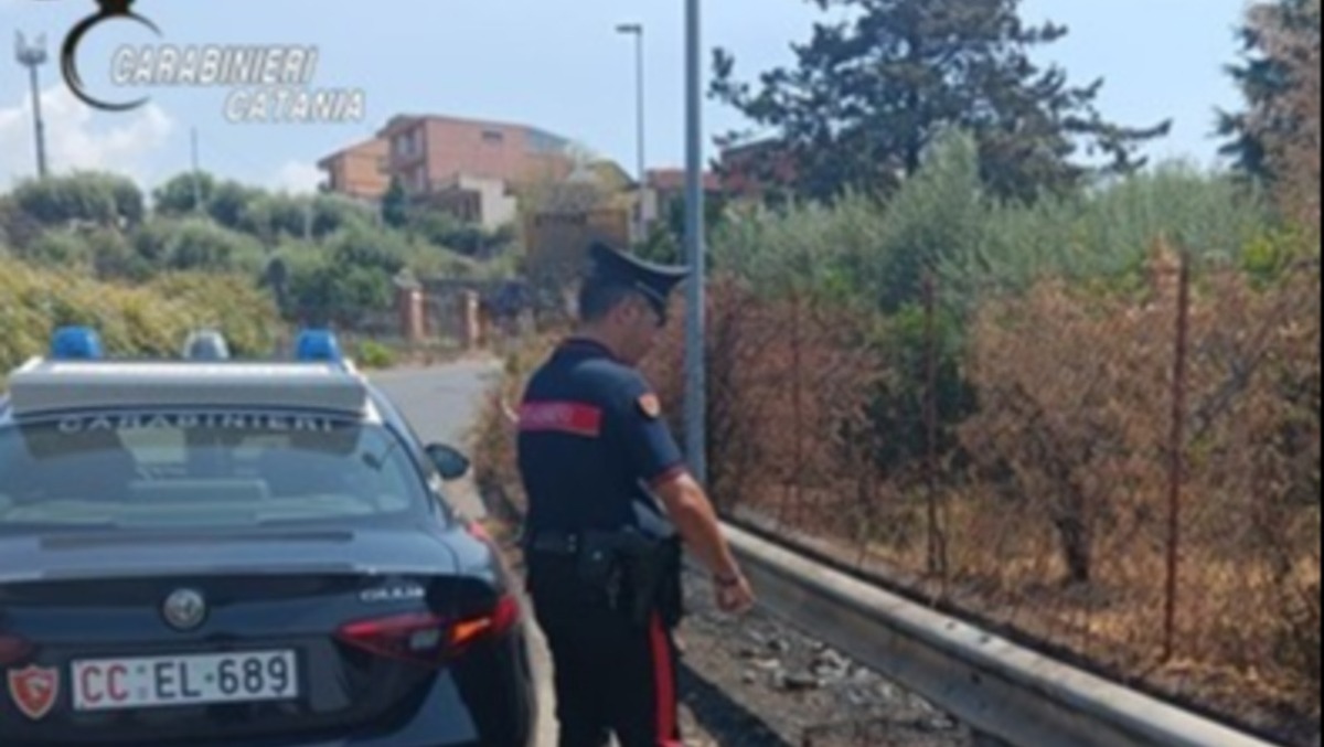 Paternò, sorpreso mentre appicca il fuoco alle sterpaglie: evitato un rogo, 40enne arrestato - 