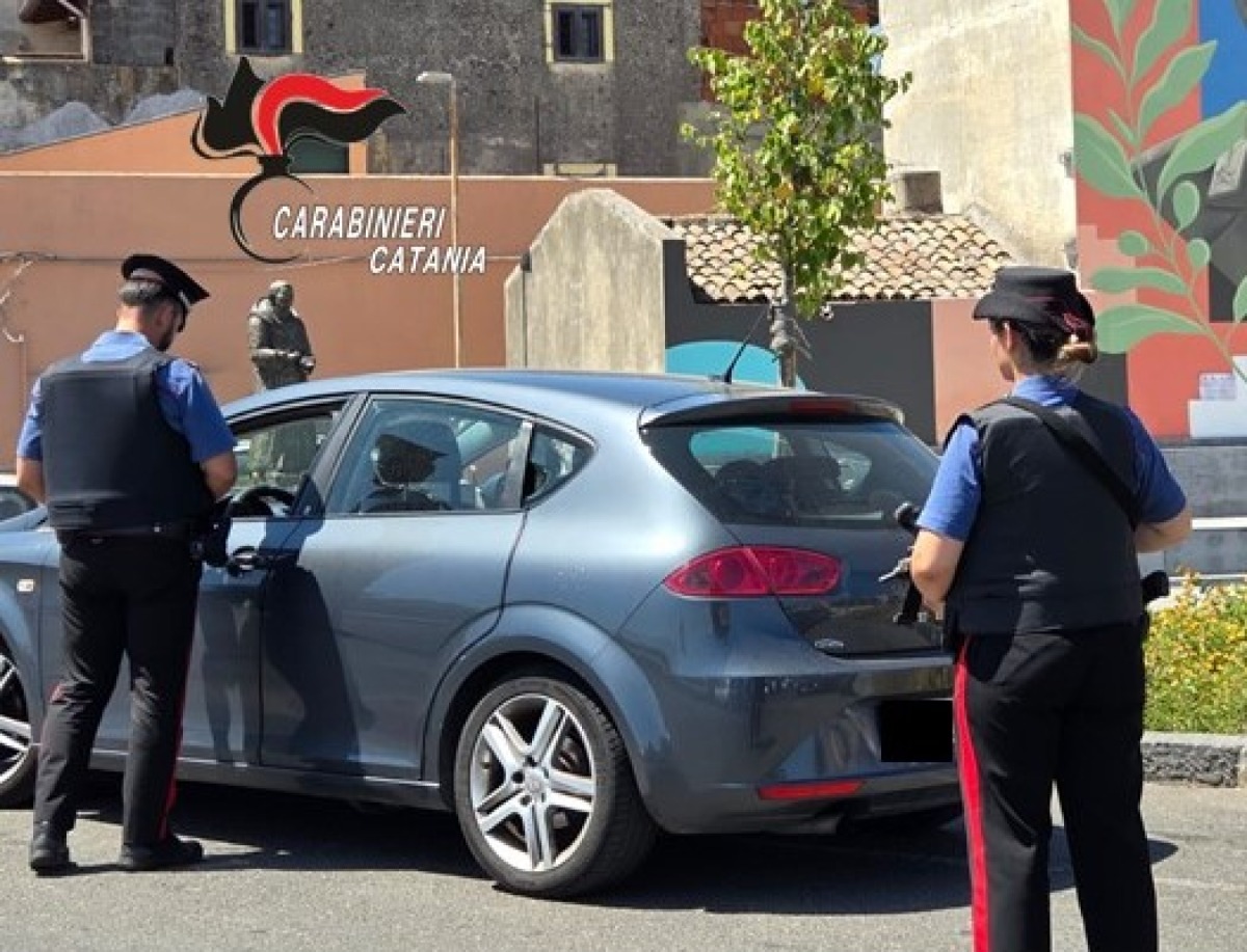 Fuga folle davanti ai Carabinieri: inseguimento tra le vie di Motta Sant'Anastasia, due giovani arrestati - 