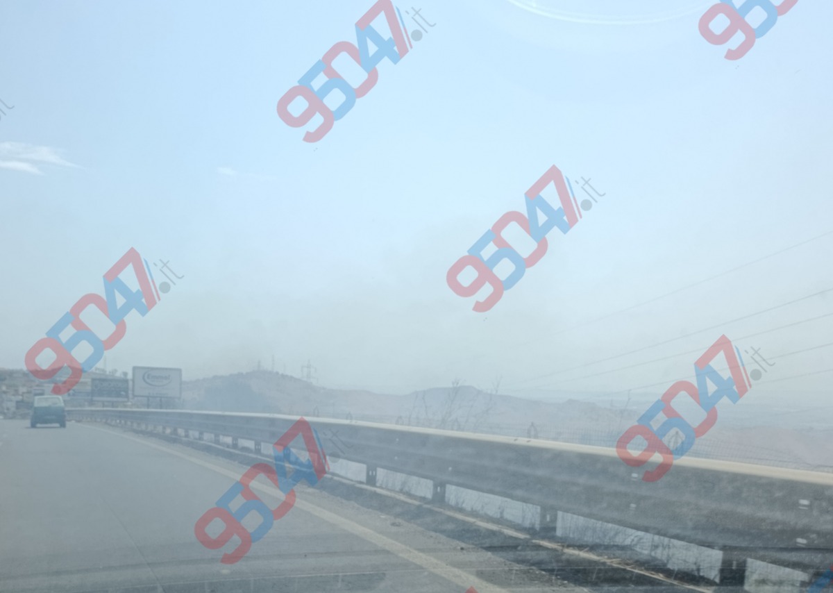 🚨 ULTIM'ORA – SS121, incendio a bordo strada: traffico in tilt e code verso Catania - 