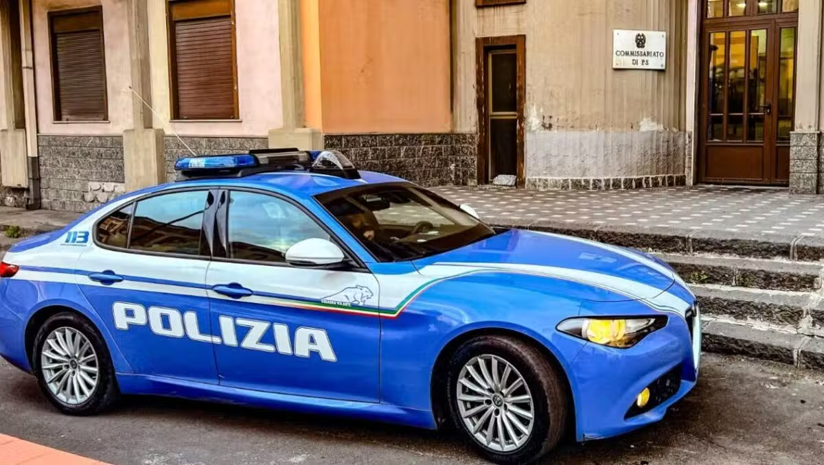 Adrano, tampona la volante e si scaglia contro i poliziotti: per tre anni non potrà entrare nei locali della movida - 
