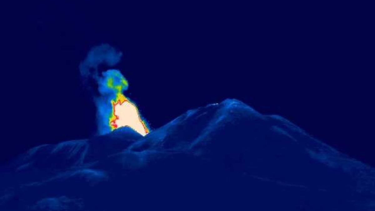 ULTIM’ORA – Etna, in corso fontane di lava: bagliori visibili anche da Paternò, tremore in fascia rossa - 