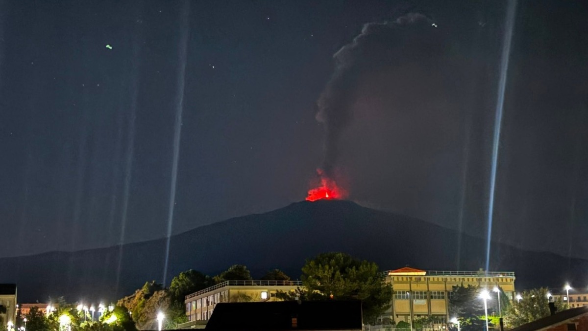 Etna, dopo una notte di spettacolari fontane di lava resta un imponente pennacchio: il tremore è ancora su valori elevati - 