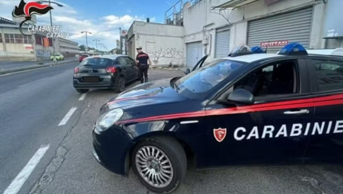 Misterbianco, controlli dei Carabinieri: 16enne trovato con tirapugni, 21 multe per oltre 37mila euro - 