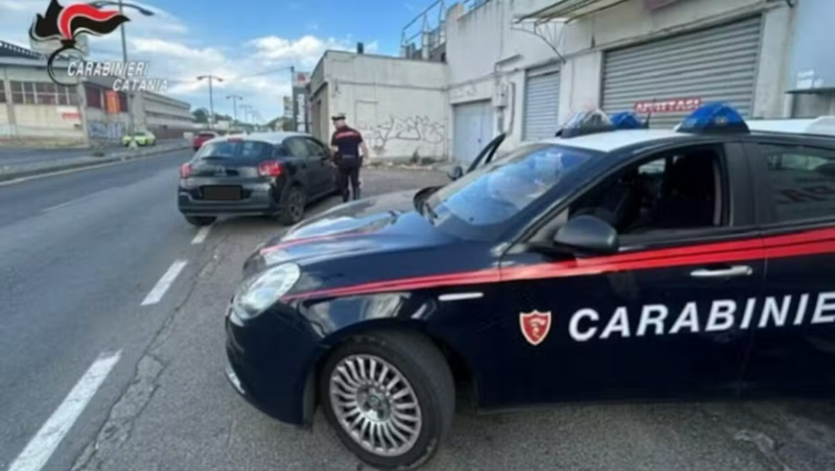 Misterbianco, controlli dei Carabinieri: 16enne trovato con tirapugni, 21 multe per oltre 37mila euro - 
