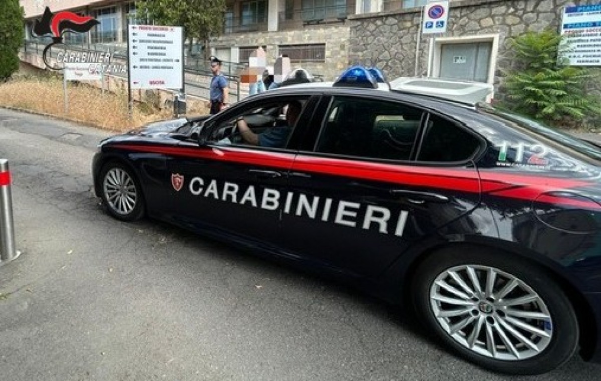 Paternò, 16enne inseguito si rifugia in ospedale: trovato con pc rubato all’ASP, minaccia i Carabinieri e tenta la fuga - 