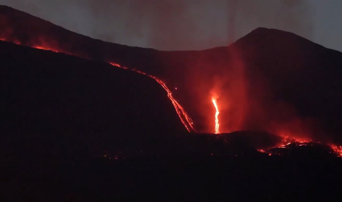 Etna, intensa attività alla Voragine: nuova bocca eruttiva in Valle del Bove e colate fino a quota 1850 metri - 