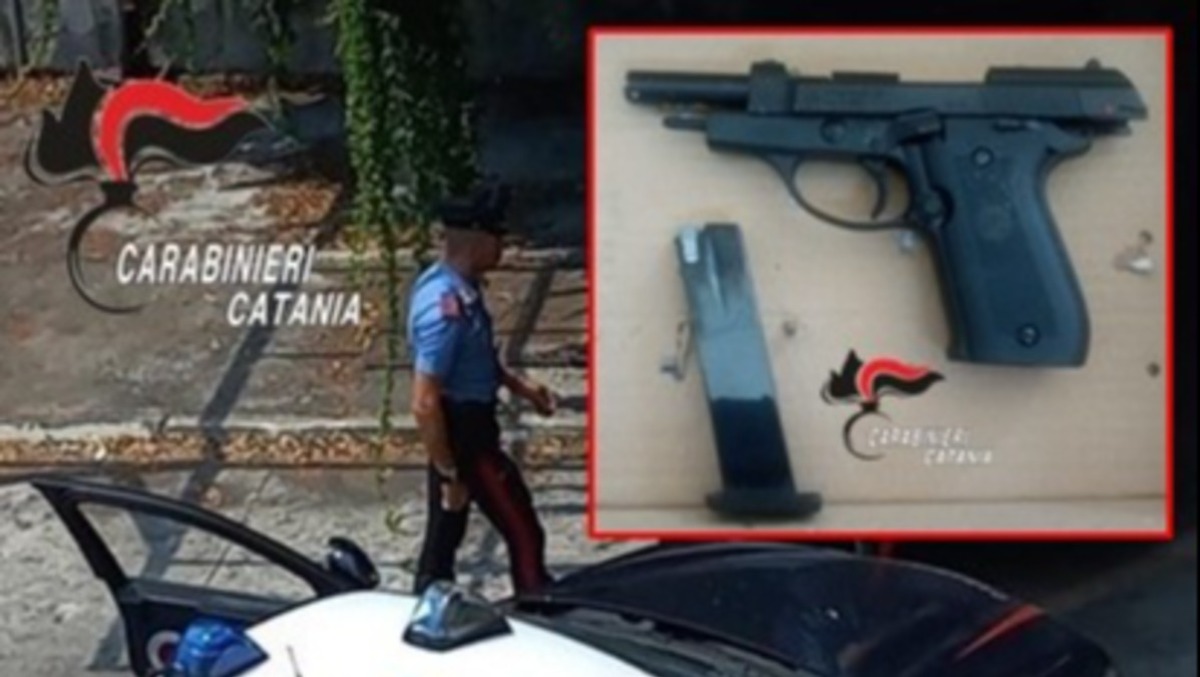 Catania, 25enne fermato a San Cristoforo con una pistola modificata nascosta sotto la maglietta e pronta a sparare - 