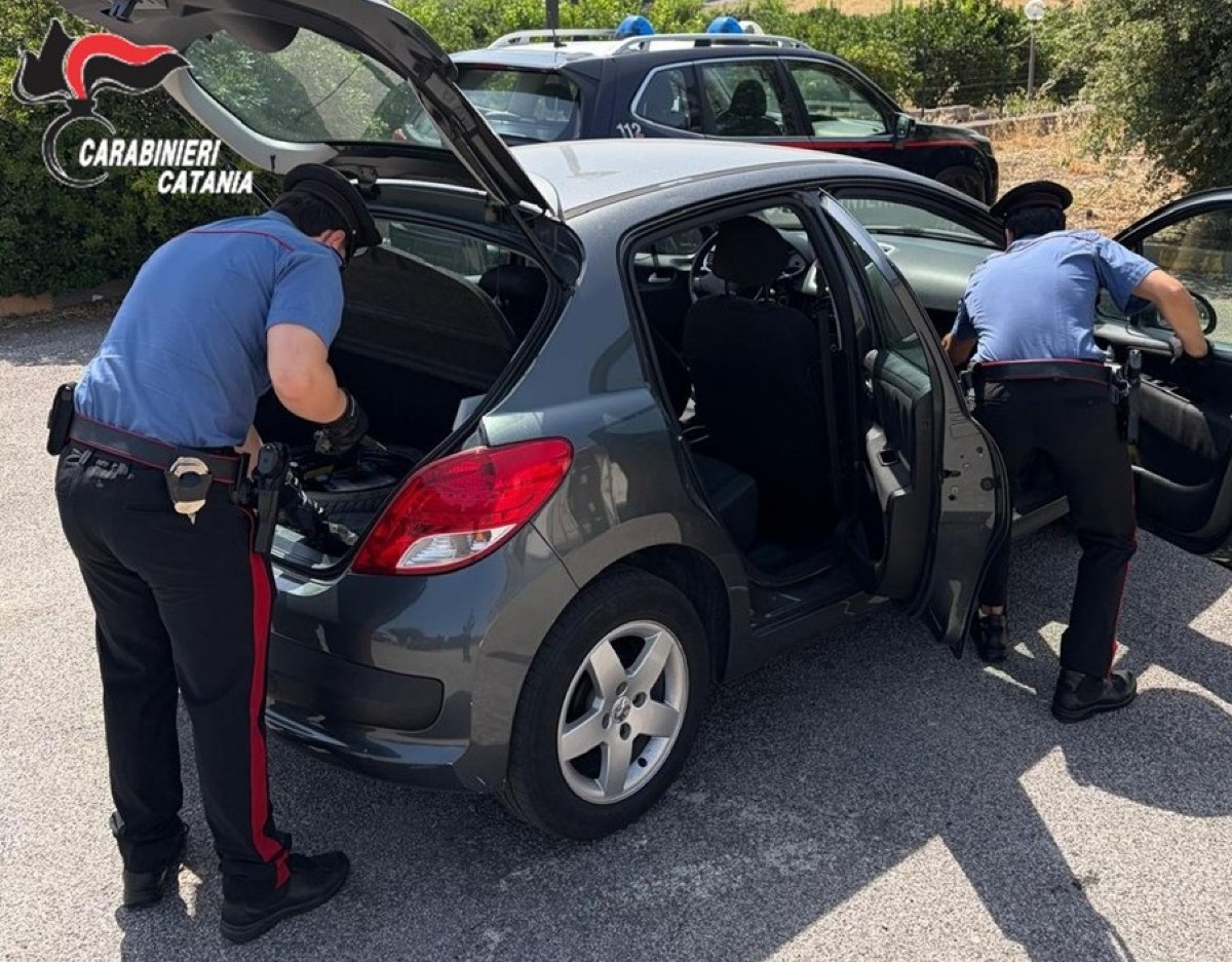 Ragalna, 22enne fermato con una mazza da baseball nascosta nel cofano: denunciato dai Carabinieri - 