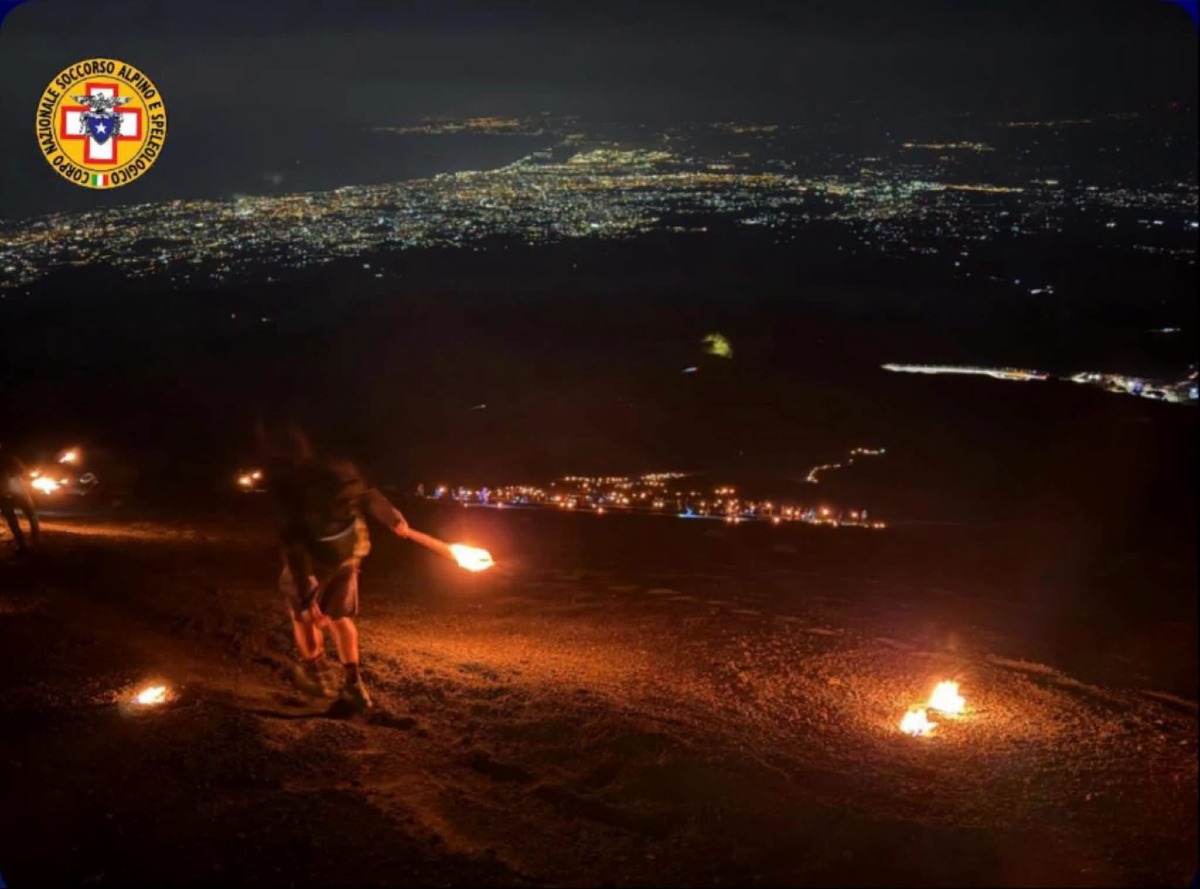 Etna, due ventenni si perdono durante il rientro dopo aver osservato il campo lavico: soccorsi nella notte - 