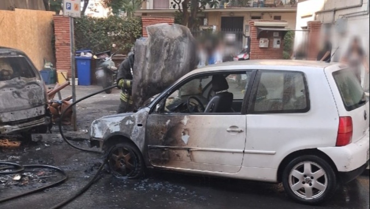 Incendio in via Caracciolo a Catania: a fuoco due auto e un ciclomotore - 