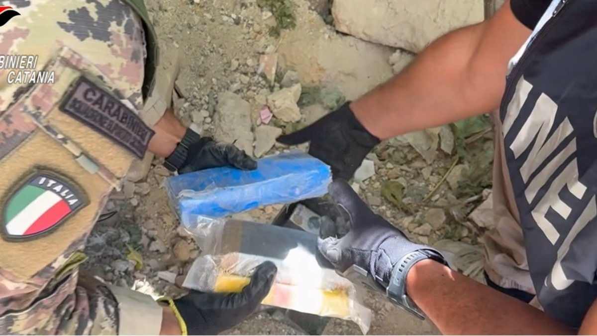 PALAGONIA, MAXI BLITZ ANTIDROGA: CASSEFORTI INTERRATE CON OLTRE 16 CHILI DI DROGA, ARRESTATO 28ENNE - 