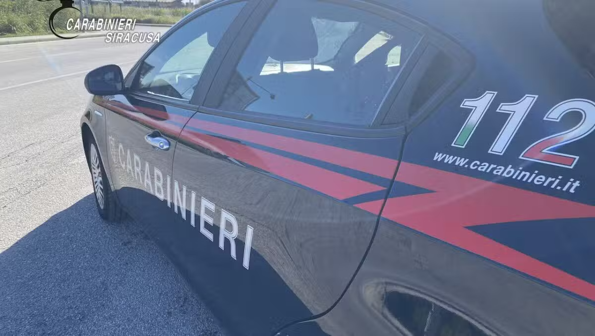 Bronte, raffica di multe dei Carabinieri: 23enne senza patente, auto senza assicurazione e cellulari alla guida - 