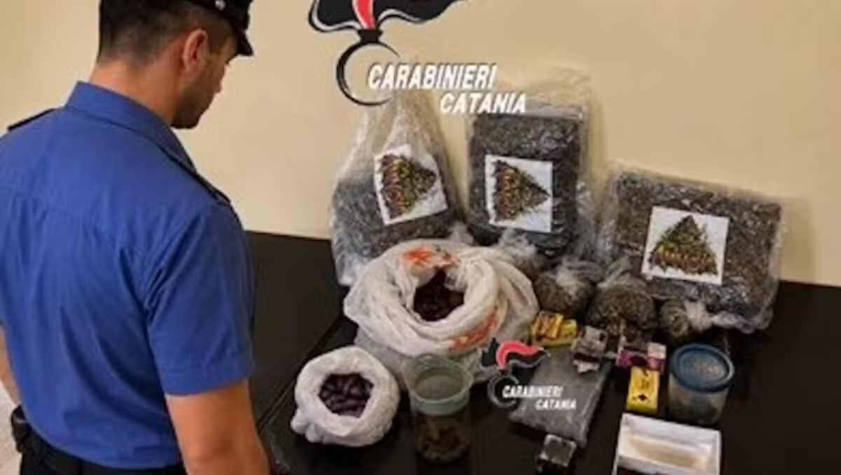 Catania, oltre 5 chili di droga nascosti tra frigorifero e sottoscala: arrestato un 43enne - 