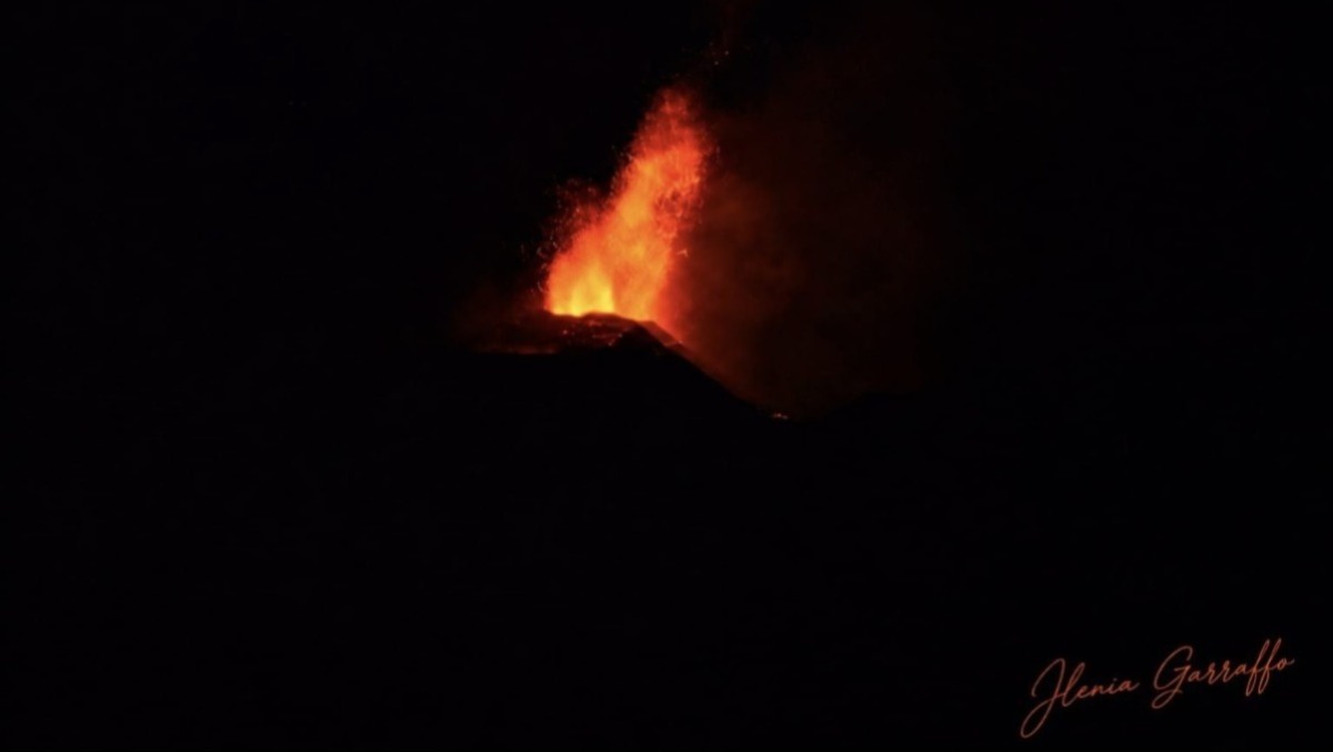 Etna, notte di forte attività con fontane di lava: tremore ancora alto, VONA rosso ma aeroporto operativo - 