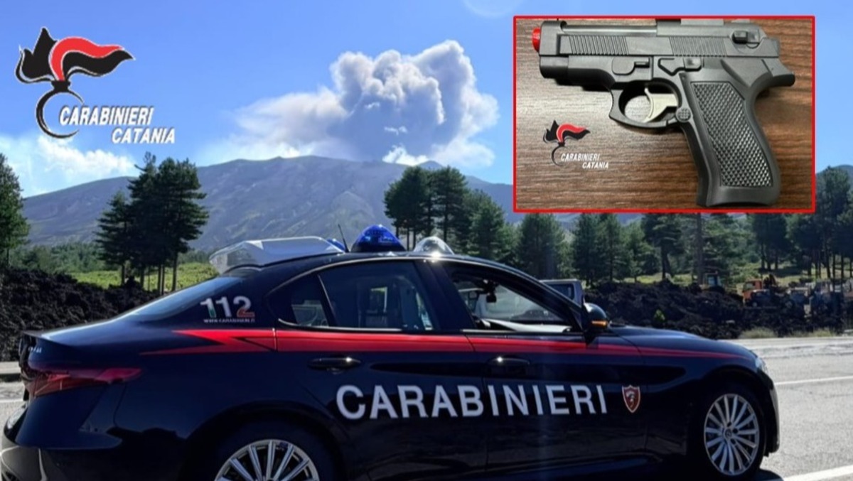 Bronte, punta una pistola contro le auto: era un’arma giocattolo rubata, denunciato 18enne - 