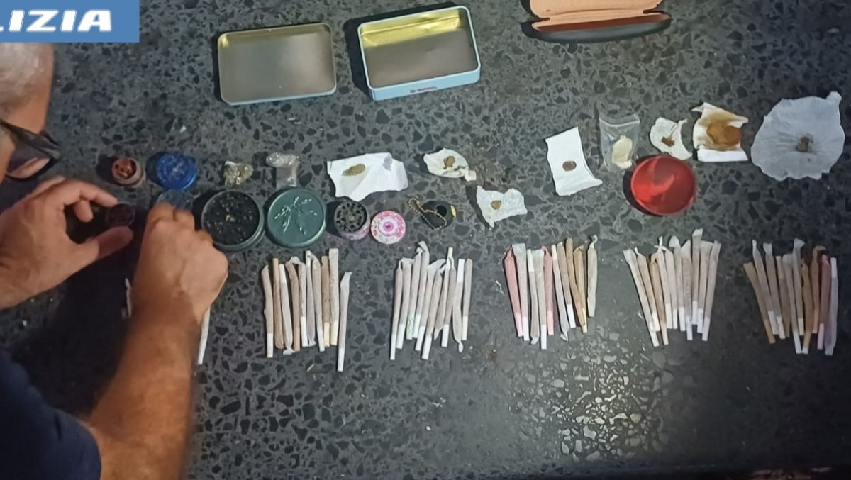 Catania, droga abbandonata davanti a Villa Bellini: sequestrati oltre 60 spinelli, marijuana, hashish e crack - 