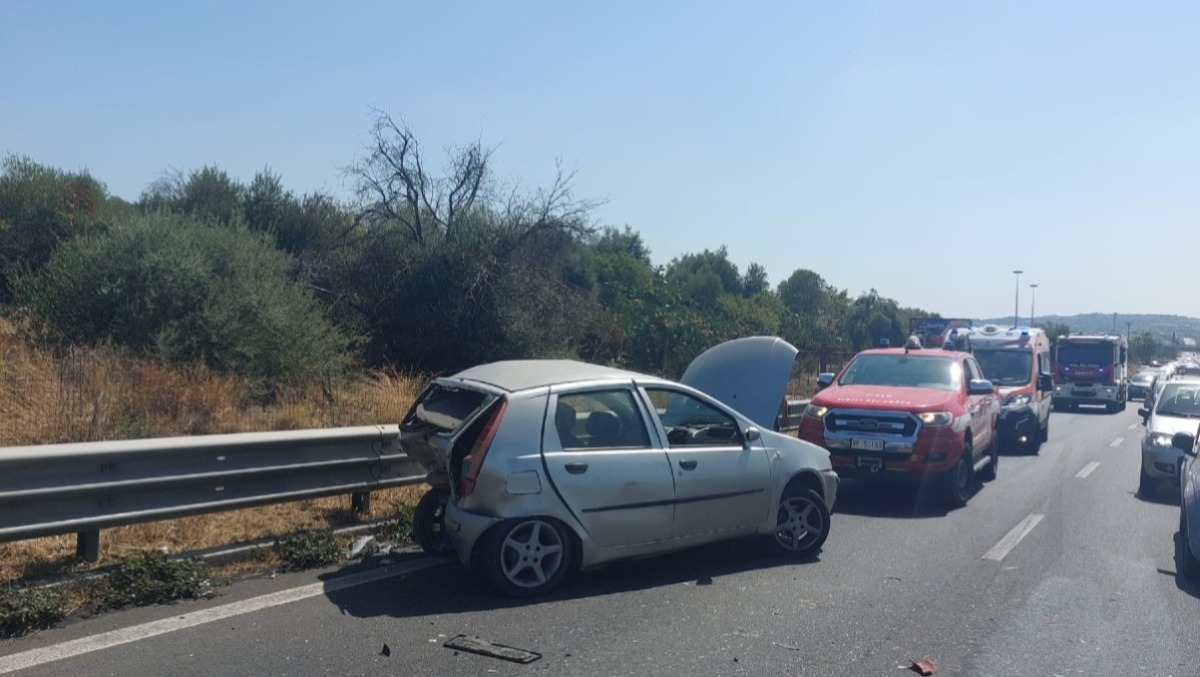 SS121, scontro tra due auto questa mattina: tre feriti, intervengono 118 e Vigili del Fuoco - 