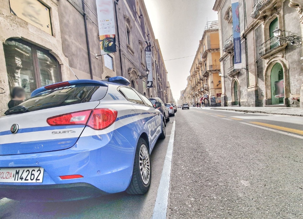 Catania, ruba la posta dalle cassette dei condomini e la nasconde sotto la maglietta: denunciato 52enne - 