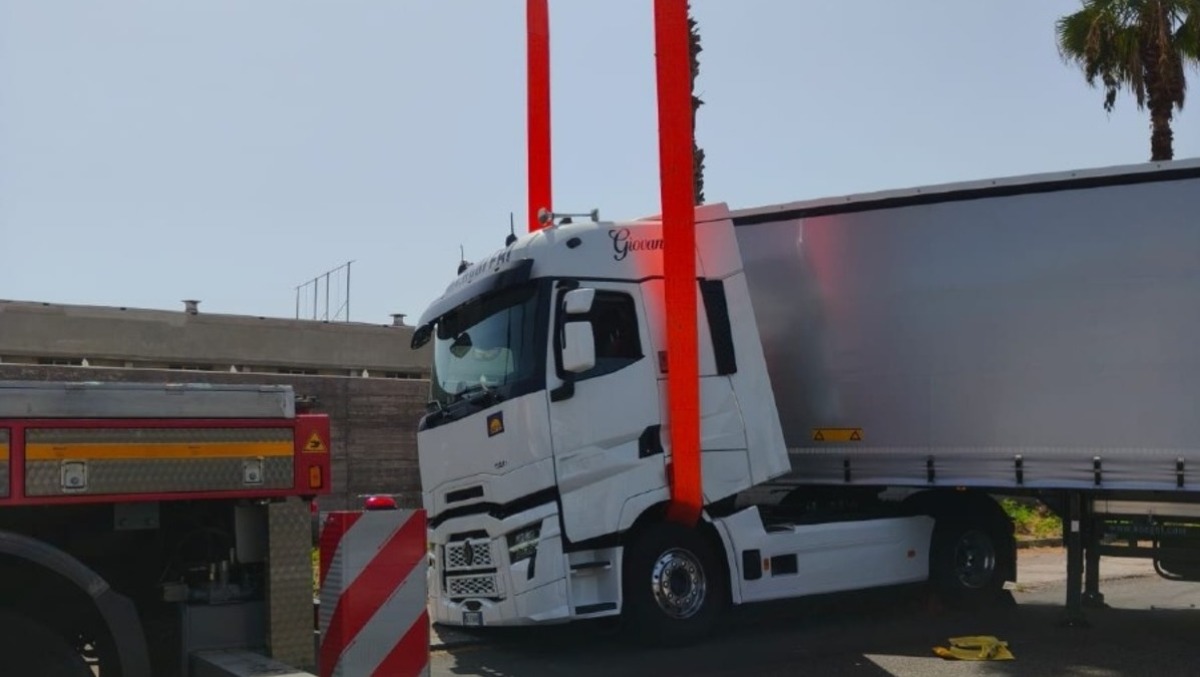 Catania, incidente nella Zona Industriale: autoarticolato carico di sale finisce fuori strada - 
