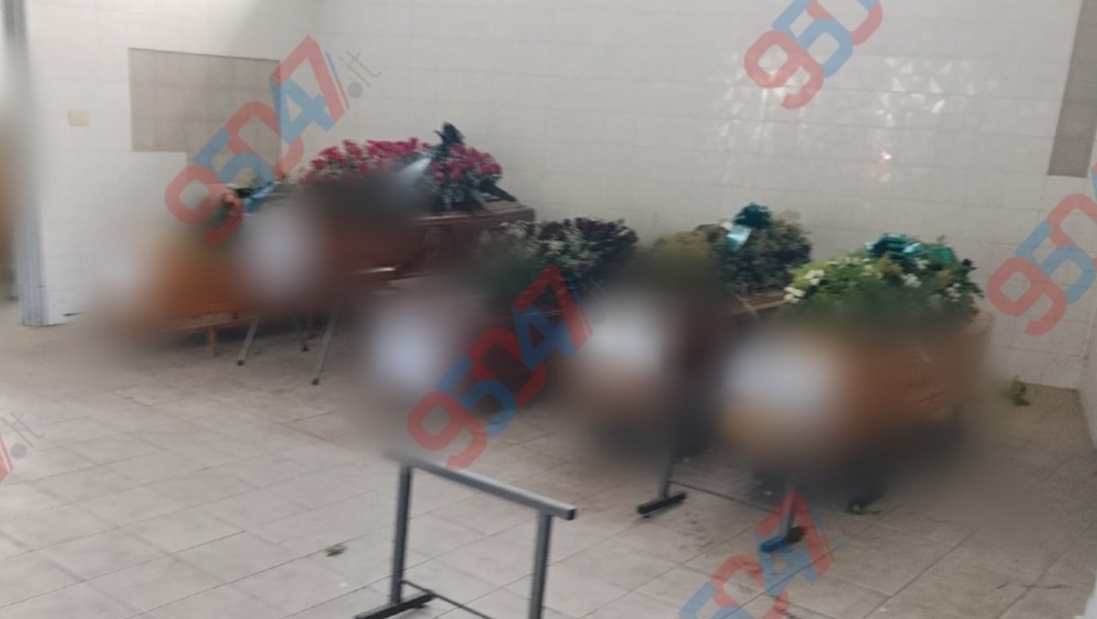Paternò, nuova segnalazione dai cimiteri: celle frigorifere piene, bare fuori e disagi agli uffici - 