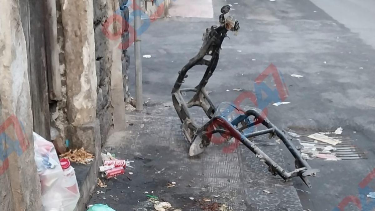 Paternò, degrado in via Fiume: tra i rifiuti abbandonato anche il telaio di uno scooter - 