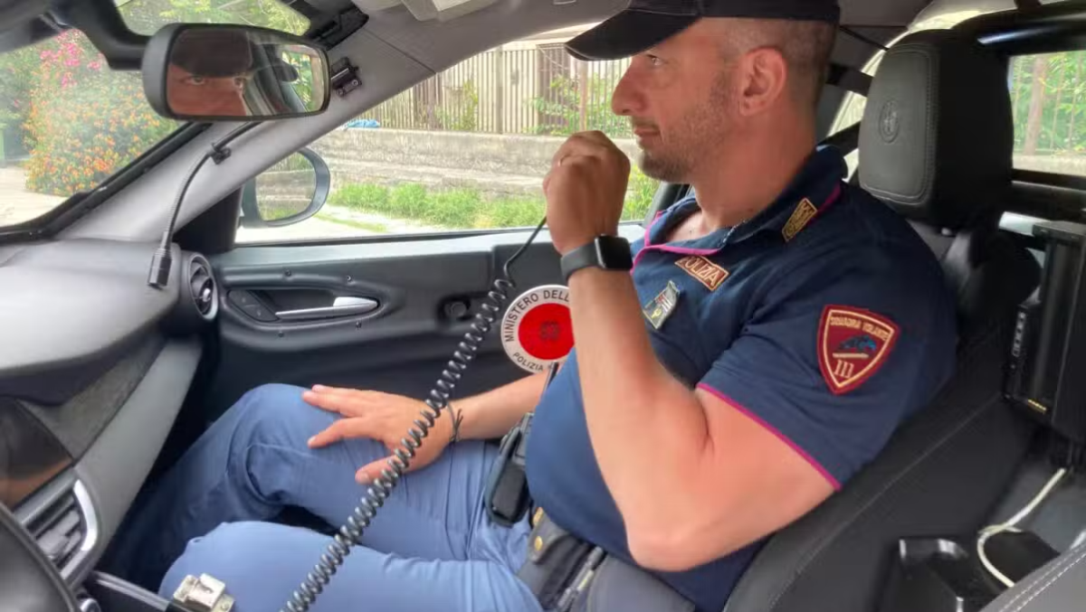 Fuga folle in centro a Catania: speronano l’auto della Polizia e scappano con due bambini a bordo - 