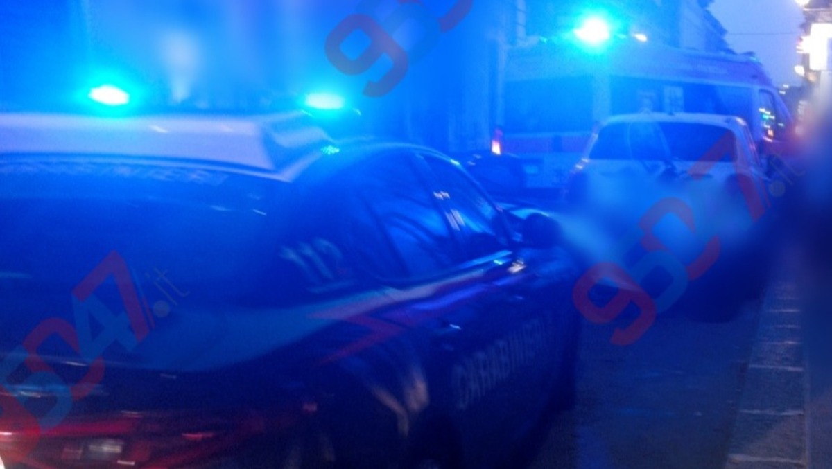 Paternò, 69enne trovato morto in casa: interviene il medico legale, probabile malore seguito da una caduta - 