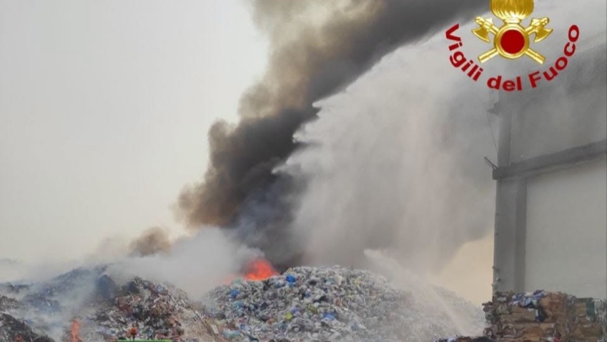Catania, vasto incendio nella Zona Industriale: ditta di plastica in fiamme, enorme colonna di fumo - 