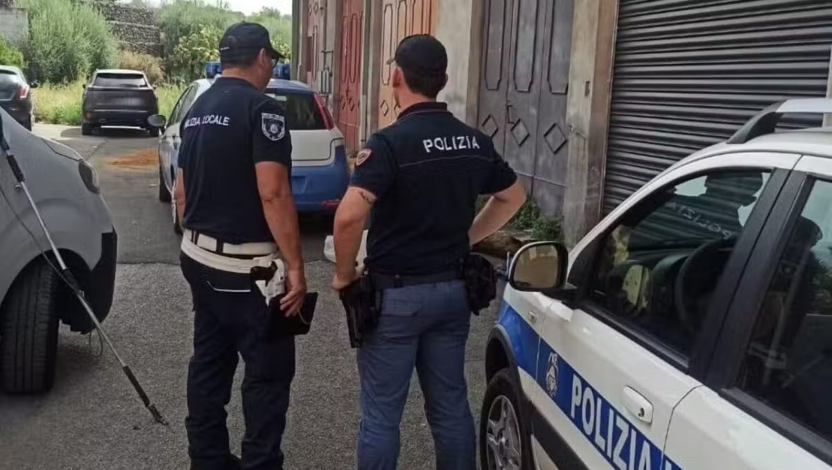  Adrano, due cani trovati morti nei sacchi: denunciato 47enne, fermato e ricoverato in ospedale psichiatrico - 