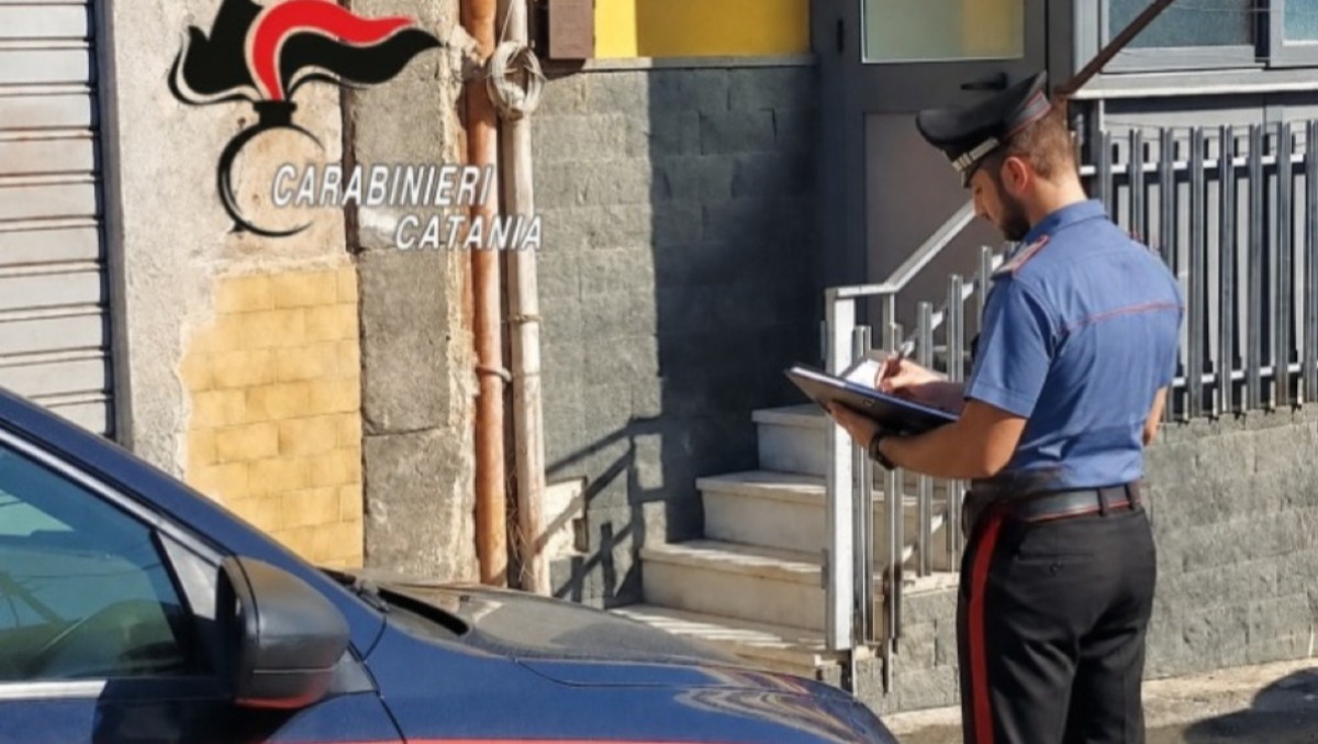 San Gregorio, sfonda la finestra della nonna e devasta casa: poi si addormenta sul divano, arrestato 38enne - 