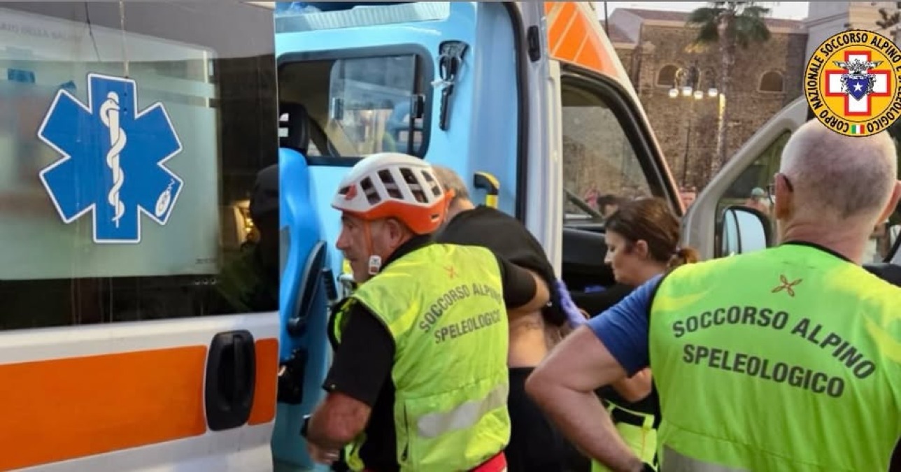 Aci Castello, cade sulla scogliera dopo un malore: 70enne recuperato dal Soccorso Alpino - 