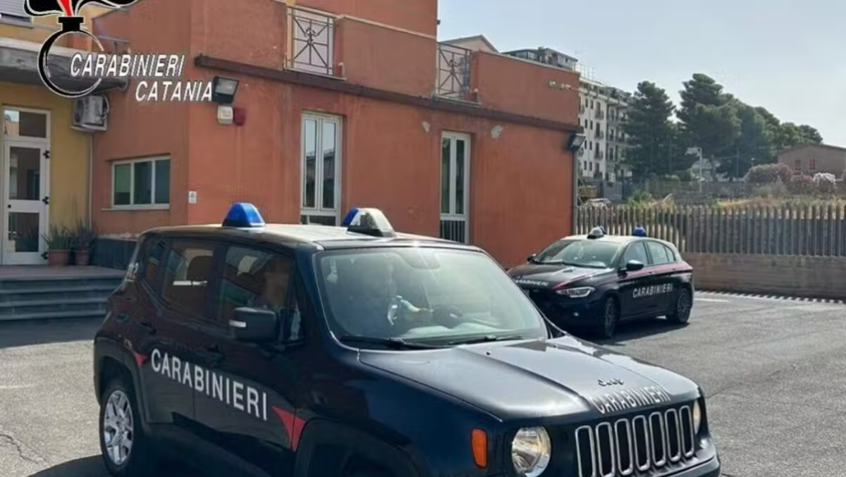 Adrano, lo aggrediscono per le chat con una donna: 21enne ferito con diversi fendenti - 
