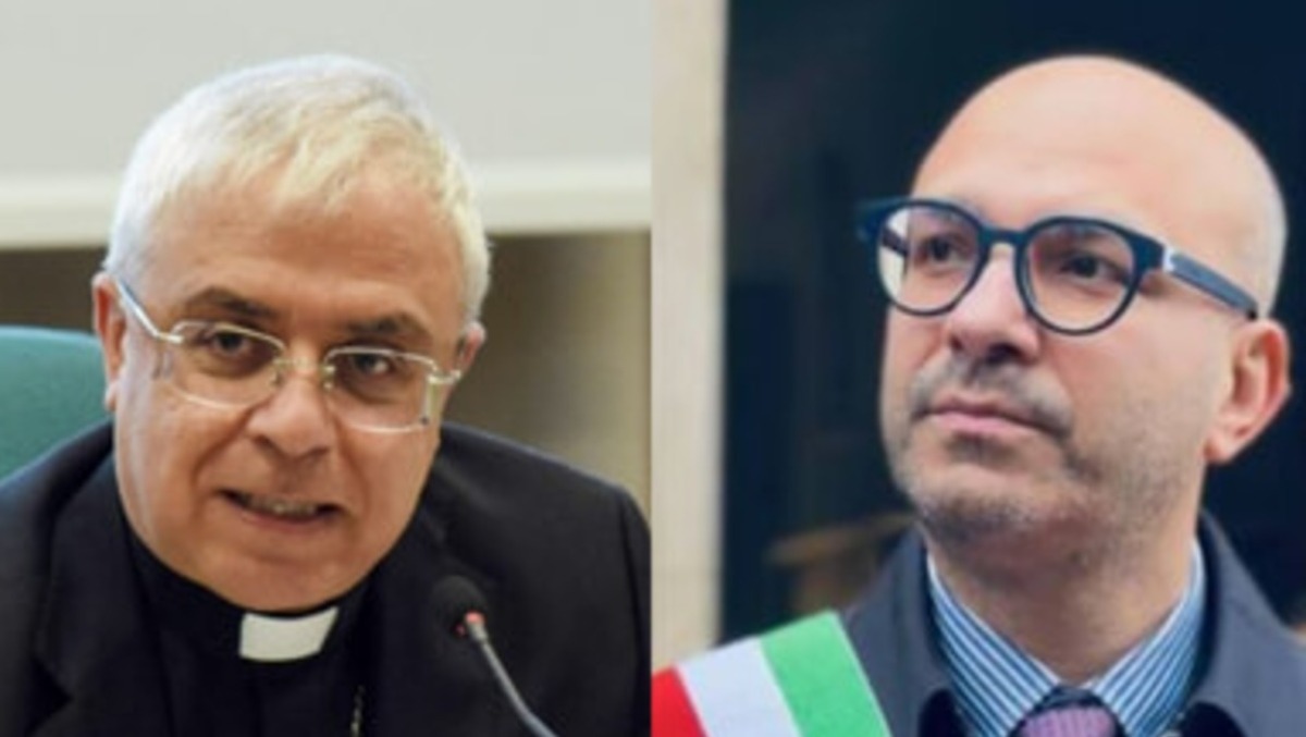 Biancavilla, l’arcivescovo Renna interrompe Bonanno: «Solo la preghiera» durante l’affidamento alla Madonna - 