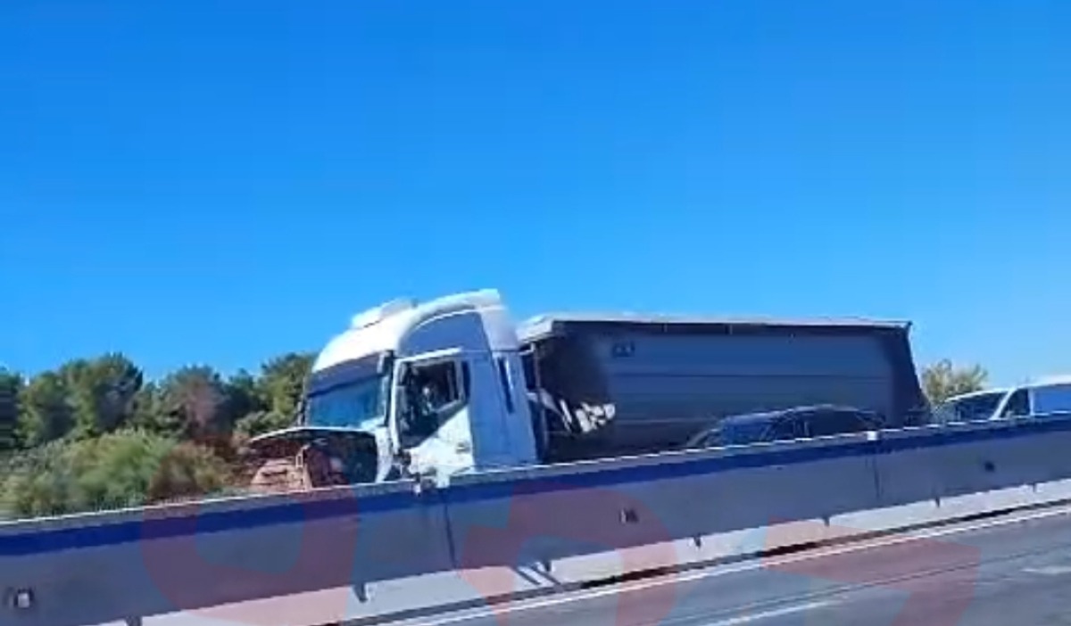SS121 verso Catania, camion in avaria: code a Piano Tavola, si viaggia su una corsia - 