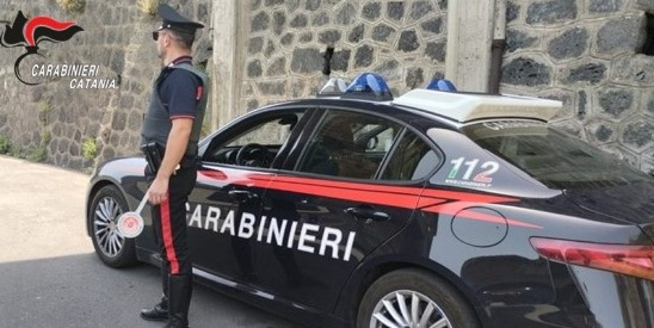 Bronte, dà ai Carabinieri le generalità del fratello per eludere il controllo: denunciato - 