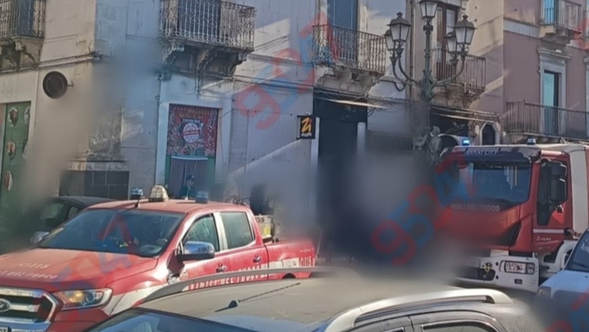 Paternò, principio d’incendio in un’attività commerciale di piazza Indipendenza: intervengono i Vigili del Fuoco - 