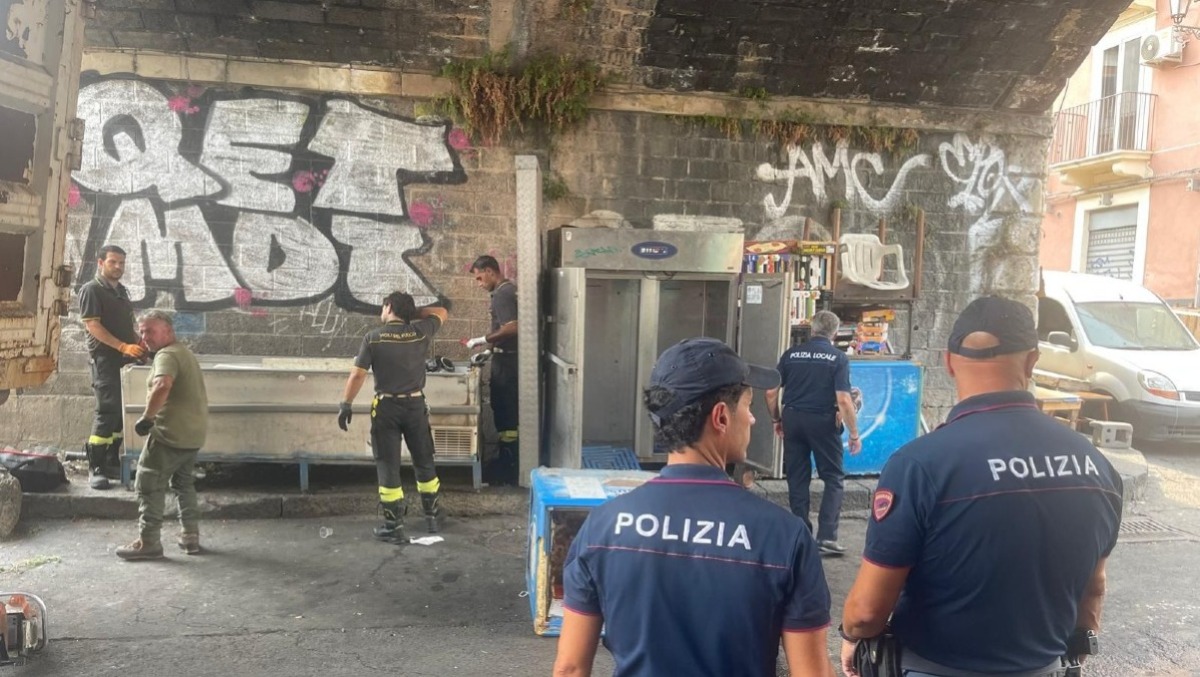 Catania, blitz antidegrado alla Pescheria: rimossi 10 frigoriferi e occupazioni abusive sotto gli Archi della Marina - 