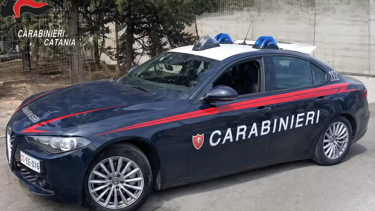 MASCALUCIA, RAPTUS DI GELOSIA: IRROMPE A CASA DELL’EX, URLA E LANCIA UN VASO. DENUNCIATO 56ENNE - 