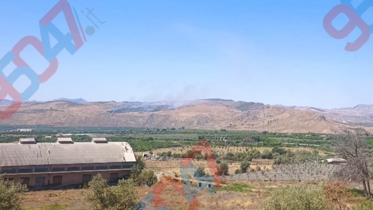 PATERNÒ, INCENDIO NELLA ZONA DI CONTRADA POIRA: COLONNA DI FUMO VISIBILE A DISTANZA - 