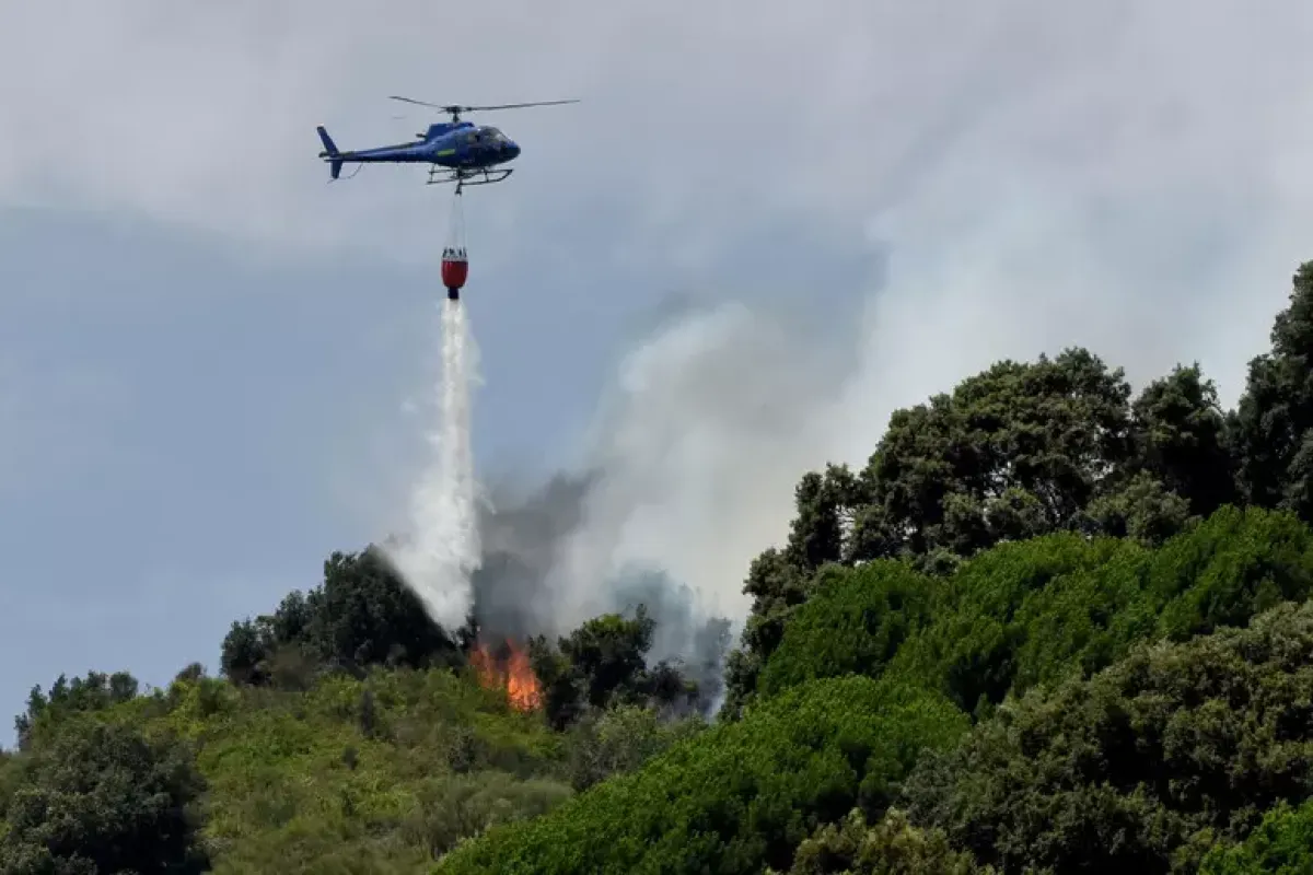 BELPASSO, INCENDIO IN VIA TINTAMAGNA: APPRENSIONE PER LE FIAMME VICINO ALLA FABBRICA CONDORELLI - 